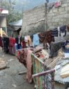 Moni Pakistanin vuoden 2022 tuhotulvissa kotinsa menettäneistä majoittuu edelleen tilapäisessä asumuksessa.