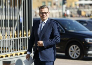 Kokoomuksen puheenjohtaja nousee pian Suomen pääministeriksi. Hänen hallituksensa koostuu kokoomuksen lisäksi perussuomalaisista, ruotsalaisesta kansanpuolueesta ja kristillisistä.