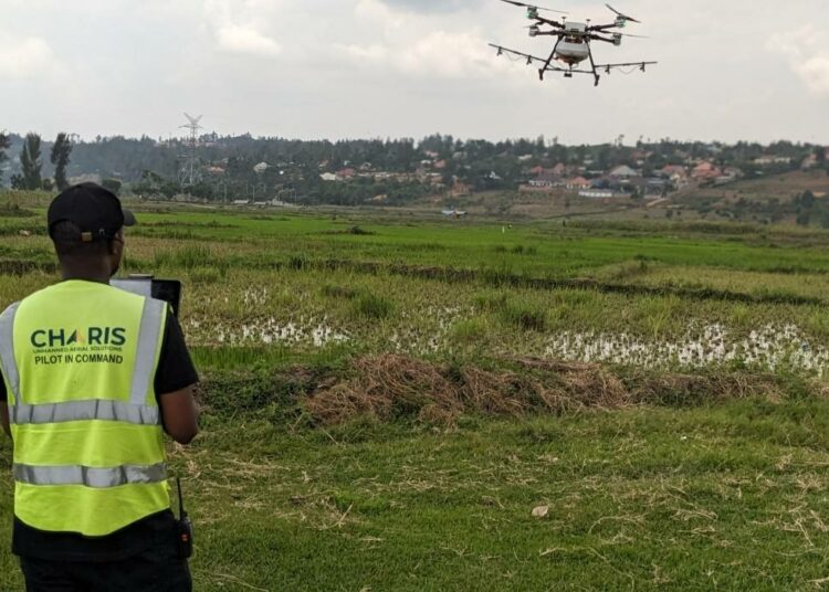 Ruanda käyttää drooneja tehokkaana ja innovatiivisena keinona hävittää malariasääskiä niiden lisääntymispaikoilla.