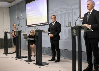 Hallitus tiedotti ensi vuoden budjettiesityksestään tiistai-iltana. Kuvassa hallituksen puoluejohtajat, kristillisdemokraattien Sari Essayah, perussuomalaisten Riikka Purra, kokoomuksen Petteri Orpo ja RKP:n Anders Adlercreutz.