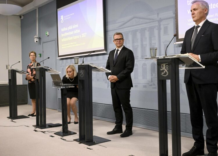 Hallitus tiedotti ensi vuoden budjettiesityksestään tiistai-iltana. Kuvassa hallituksen puoluejohtajat, kristillisdemokraattien Sari Essayah, perussuomalaisten Riikka Purra, kokoomuksen Petteri Orpo ja RKP:n Anders Adlercreutz.