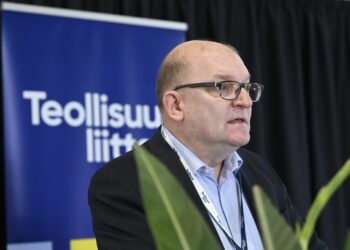 Nyt on viimeinen hetki viheltää peli poikki ja keskeyttää lain valmistelu, Teollisuusliiton puheenjohtaja Riku Aalto vaatii.