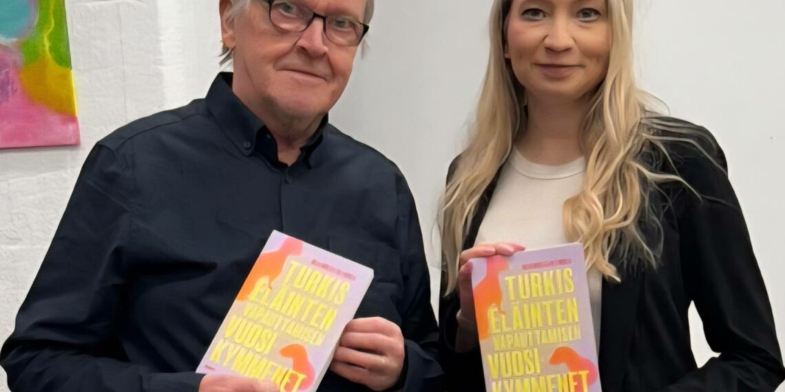 Olli ja Salla Mäkelä, isä ja tytär, turkiskirjansa julkistustilaisuudessa kesäkuussa 2026.