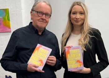 Olli ja Salla Mäkelä, isä ja tytär, turkiskirjansa julkistustilaisuudessa kesäkuussa 2026.