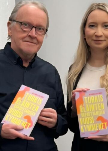 Olli ja Salla Mäkelä, isä ja tytär, turkiskirjansa julkistustilaisuudessa kesäkuussa 2026.