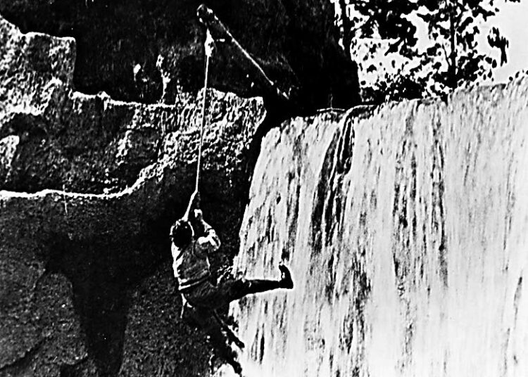 Buster Keaton pisti sananmukaisesti itsensä peliin elokuviensa hurjissa kohtauksissa. Vieraanvaraisuudessa hän taiteili kohisevan kosken partaalla.