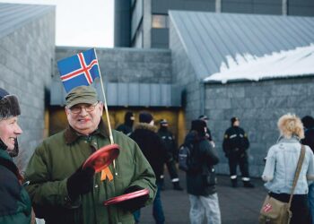 Mielenosoittajat kokoontuivat maanantaina Islannin keskuspankin edustalle estääkseen pääjohtaja David Oddsonia pääsemästä työpaikalleen. Talouskriisin pääsyyllisenä pidetty Oddson ei ole vastoin hallituksen vaatimuksia suostunut eroamaan vapaaehtoisesti tehtävästään.