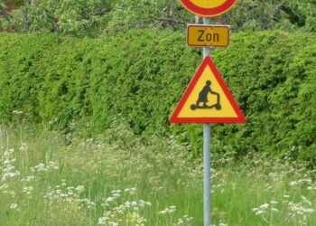 Rollaattorimerkki varoittaa jo autoilijaa lähestyttäessä palvelutalo Aftonrota (iltarauha) Länsi-Turunmaan Iniössä.