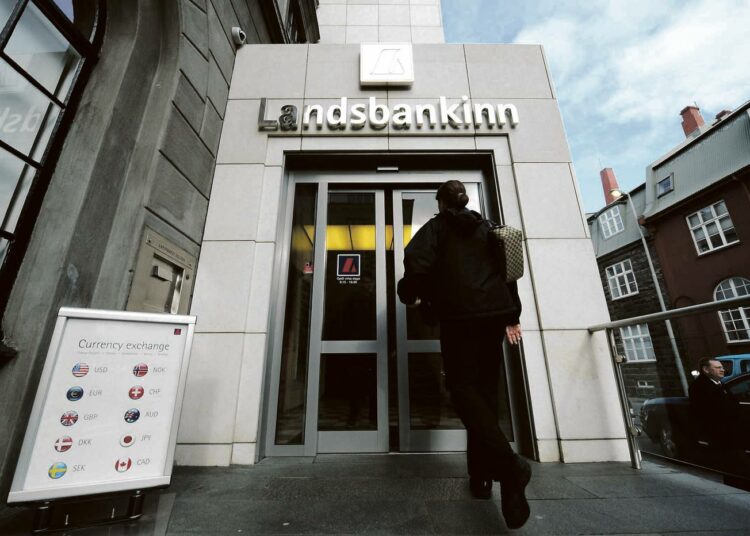 Landsbanki alkoi lokakuussa 2006 myydä Britanniassa ja myöhemmin Hollannissa Icesave-tilejä kuuden prosentin korolla.