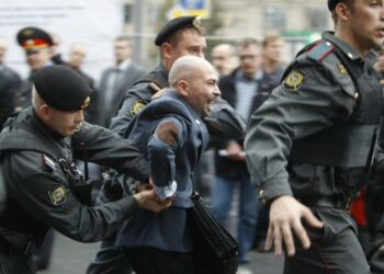 Poliisi hajotti tiistaina opposition mielenosoituksen Moskovassa.