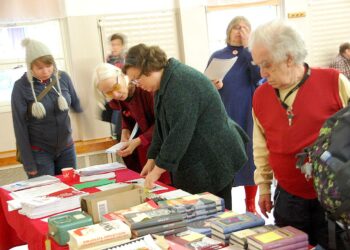 Helsingin Vasemmistoliiton piirikokous kokosi osastojen edustajia Malmin Työväentalolle enemmän kuin aikoihin.