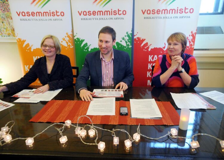 Puoluesihteeri Sirpa Puhakka (vas.), puheenjohtaja Paavo Arhinmäki ja eduskuntaryhmän puheenjohtaja Annika Lapintie esittelivät Vasemmistoliiton vaalikampanjaa keskiviikkona.
