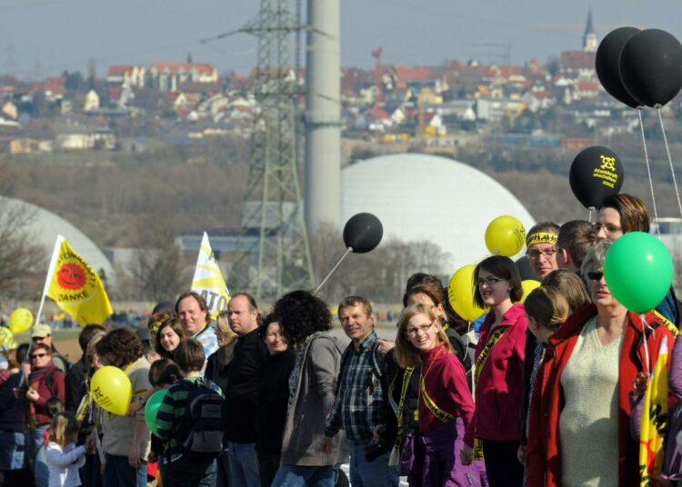 Ydinvoiman vastaisen 45 kilometrin mittaisen ihmisketjun toinen pää oli lauantain mielenosoituksessa Neckarwestheimin ydinvoimalan luona.