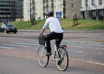 Liikkujan viikko patistaa kävelemään, pyöräilemään ja käyttämään julkista liikennettä.