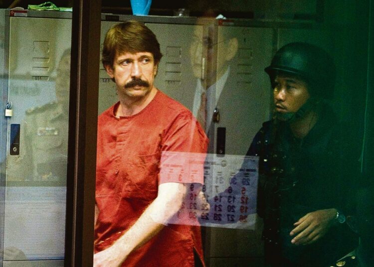 Viktor Bout vaikutti varsinkin 1990-luvulla Afrikan kirjavien sotajoukkojen hovihankkijana.