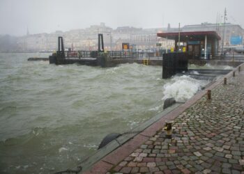 Helsingin Kauppatorin rannassa myrskysi perjantaina ja tiistaina luvassa on uusi annos kovaa tuulta.