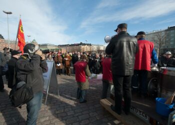 Mielenosoittajat vaativat viime viikolla AKT:n hallituksen kokouksen aikana viestintäpäällikkö Hilkka Ahteen irtisanomisen perumista.