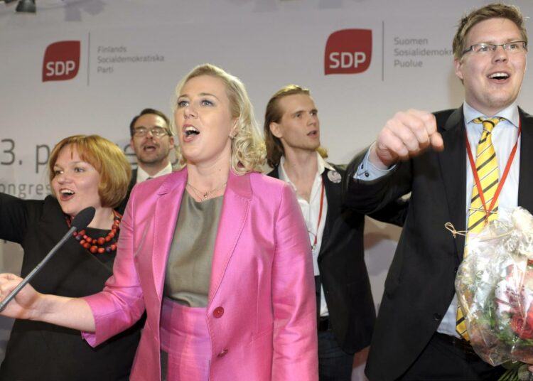 SDP:n uutta puoluejohtoa vas. varapuheenjohtaja Krista Kiuru, puoluesihteeri Reijo Paananen, puheenjohtaja Jutta Urpilainen sekä varapuheenjohtajat Eero Vainio ja Antti Lindtman.