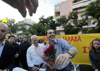 Syrizan puheenjohtaja Alexis Tsipras saapumassa puhetilaisuuteen Ateenassa pari viikkoa sitten.