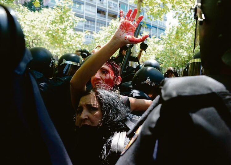 Espanjalaisten kaivostyöläisten mielenosoitus muuttui keskiviikkona mellakaksi leikkauksia vastaan. Seija Ilmakunnas arvioi, että kriisimaiden työmarkkinareformit leviävät muihinkin EU-maihin.