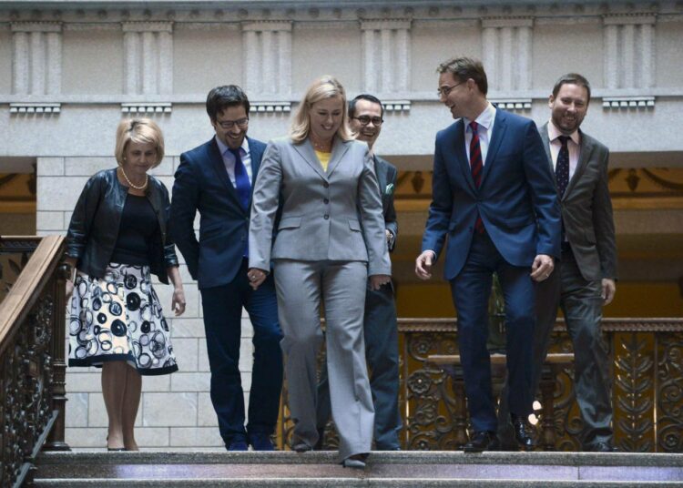 Ministerit Päivi Räsänen, Ville Niinistö, Jutta Urpilainen, Carl Haglund, Jyrki Katainen ja Paavo Arhinmäki saapumassa tiedotustilaisuuteen hallituksen budjettineuvotteluista .