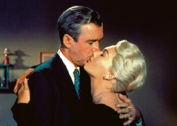 Vertigo on maailman parhaaksi äänestetty elokuva yksityisetsivästä, joka rakastuu varjostamaansa naiseen. Kuvassa James Stewart ja Kim Novak.