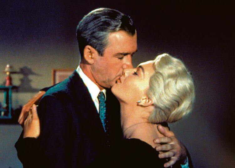 Vertigo on maailman parhaaksi äänestetty elokuva yksityisetsivästä, joka rakastuu varjostamaansa naiseen. Kuvassa James Stewart ja Kim Novak.
