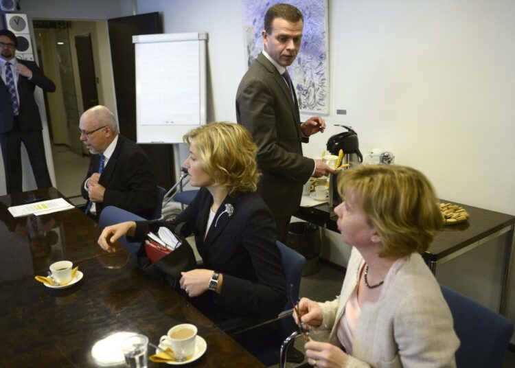 Erkki Virtanen (vas.), Henna Virkkunen, Petteri Orpo ja Anna-Maja Henriksson sosiaali- ja terveysuudistustyöryhmän kokouksessa eduskunnassa keskiviikkona.