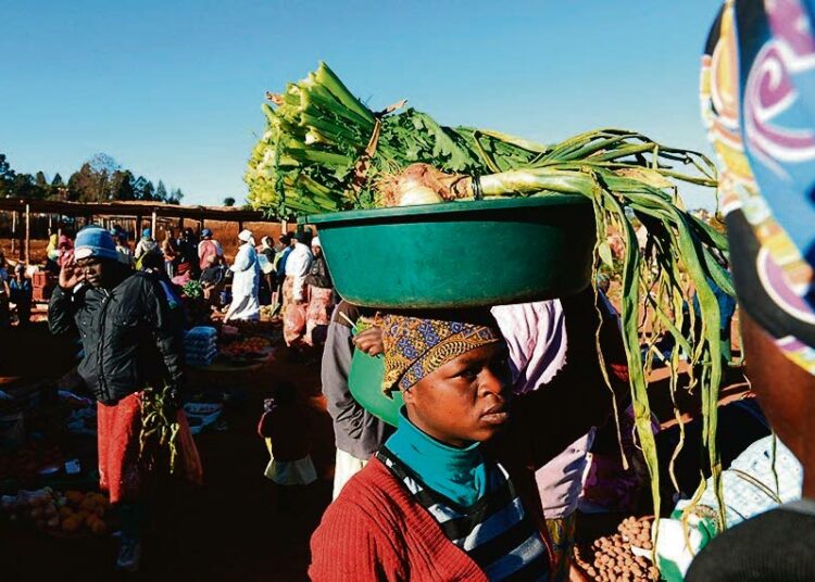 Ihmisiä toriostoksilla Domboshavassa, Zimbabwessa.