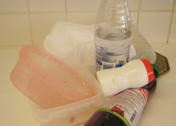 Muoviroskat poltetaan sekajätteiden kanssa energiaksi. Muovipulloista tosin saa pantin palautusautomaatista.