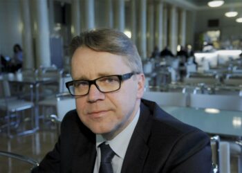 Kristillisdemokraattien kansanedustaja Peter Östman puolustaa uskonnon opetusta.