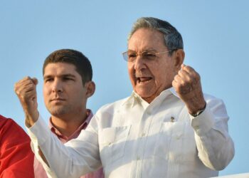 Kuuban presidentti Raul Castro puhumassa vappujuhlassa torstaina.