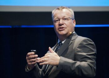 Nokian entinen toimitusjohtaja Stephen Elop saa Suomesta 5 900 euron kuukausieläkkeen. Eläkekatto vastauksena johtajien ylisuuriin eläkkeisiin veisi SAK:n ekonomistin mielestä ojasta allikkoon.