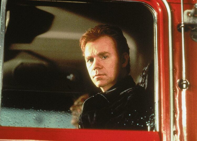 Koston suudelma on kovaotteinen elokuva entisestä vankilakundista, joka yrittää elää ihmisiksi. Kuvassa David Caruso.