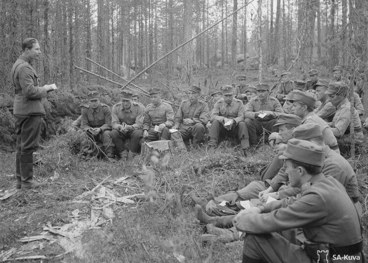 Jumalanpalvelus metsän siimeksessä Uhtuan suunnalla kevättalvella 1943. Kirjan kuvitusta.