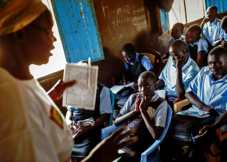 Koululaisia oppitunnilla Etelä-Sudanin pääkaupungissa Jubassa.