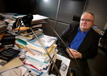 Mikko Puhakan mielestä talouspolitiikan hoitoa on tärkeä arvioida varsinaisen politiikan ulkopuolelta.