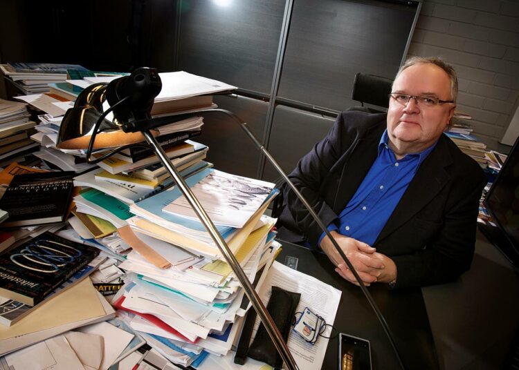 Mikko Puhakan mielestä talouspolitiikan hoitoa on tärkeä arvioida varsinaisen politiikan ulkopuolelta.
