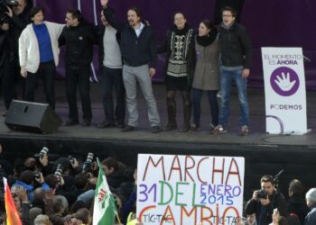 Podemosin johtaja Pablo Iglesias (keskellä) puheensa jälkeen Madridin suuressa mielenosoitusmarssissa viime lauantaina.