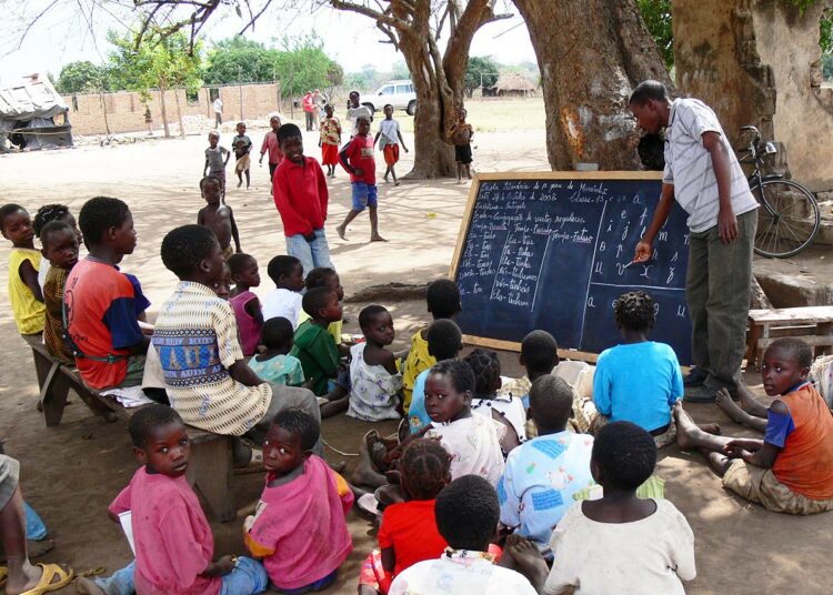 Suurlähettiläs Matti Kääriäisen kirjan mukaan Mosambikissa ei ole onnistuttu vähentämään köyhyyttä vuosikymmeniä jatkuneesta kehitysavusta huolimatta. Kuvassa ulkomaisten järjestöjen tukema kyläkoulu Mosambikin maaseudulla.