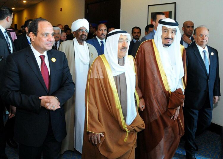 Egyptin presidentti Abdel Fattah al-Sisi, Sudanin presidentti Omar al-Bashir, Kuwaitin emiiri Sabah IV ja Saudi-Arabian kuningas Salman valokuvattiin Arabiliiton kokouksessa yhdessä Jemenin syrjäytetyn presidentin Abd-Rabbu Mansour Hadin kanssa.