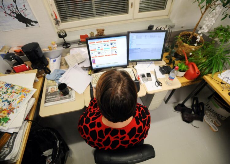 Melkein puolet toimihenkilöistä arvioi, että nykyinen työtehtävä on korvattu edistyneen tekniikan avulla kahdenkymmenen vuoden kuluessa.