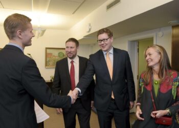 Koko työllisyysvälikysymyksen tehneen punavihreän opposition kannatus kasvoi lokakuussa.