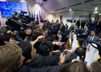 Saudi-Arabian öljyministeri Ali al-Naimi (äärimmäisenä oikealla) osallistui OPEC-maiden kokoukseen joulukuun 4. päivä. Pariisin ilmastokokouksessa Saudi-Arabia palkittiin Kolossaalisena fossiilina.