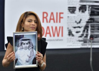 Ensaf Haidar otti vastaan miehelleen Raif Badawille myönnetyn Saharov-palkinnon Euroopan parlamentissa Strasbourgissa.