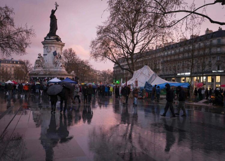 Pariisin Place de la Republique -aukion vallanneita Nuit debout -mielenosoittajia lauantai-iltana.