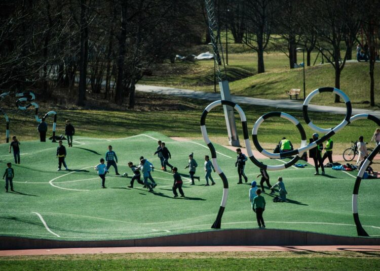 Lapsia leikkimässä ”Puckelboll”-taideteoksessa Tukholman Skärholmenissa. Ruotsi on pudonnut rajusti lasten oloja kuvaavassa tutkimuksessa.