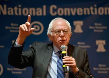 Bernie Sanders puhumassa demokraattien puoluekokouksessa Philadelphiassa keskiviikkona.
