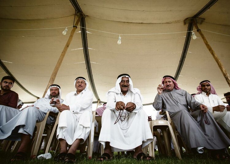 Shammar-heimon johtomiehiä kokoontuneena sheikki Mohsin al Jarban ympärille.