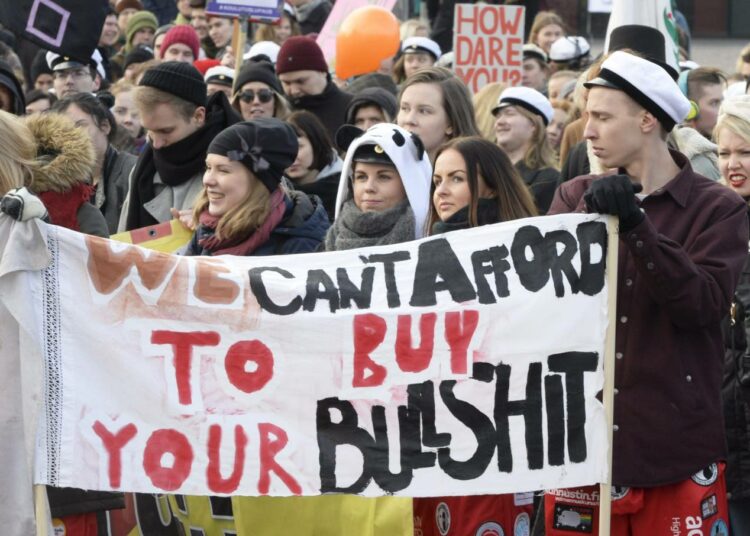 Opiskelijajärjestöt järjestivät mielenosoituksen opintotukileikkauksia vastaan Kansalaistorilla Helsingissä 9. maaliskuuta 2016.